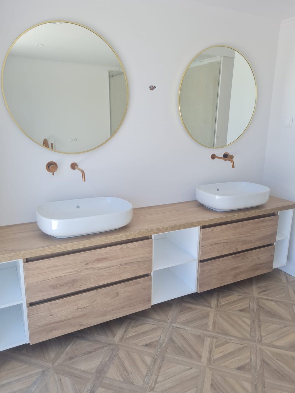 Casa de banho pronta a habitar após limpeza pós-obra