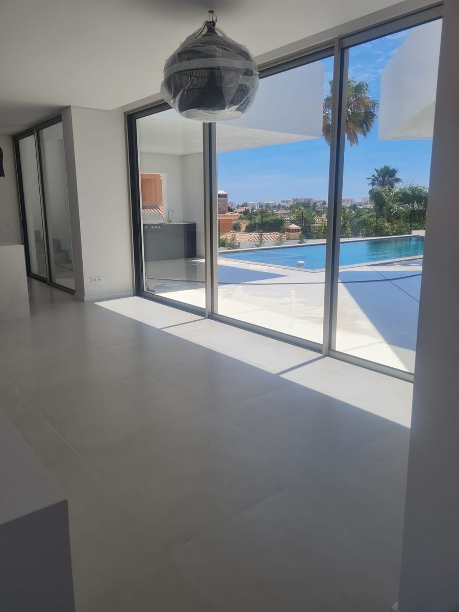 Sala com vista para a piscina após limpeza pós-obra