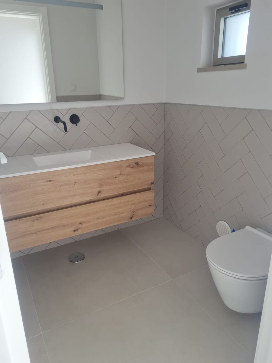 Casa de banho de serviço após limpeza pós-obra