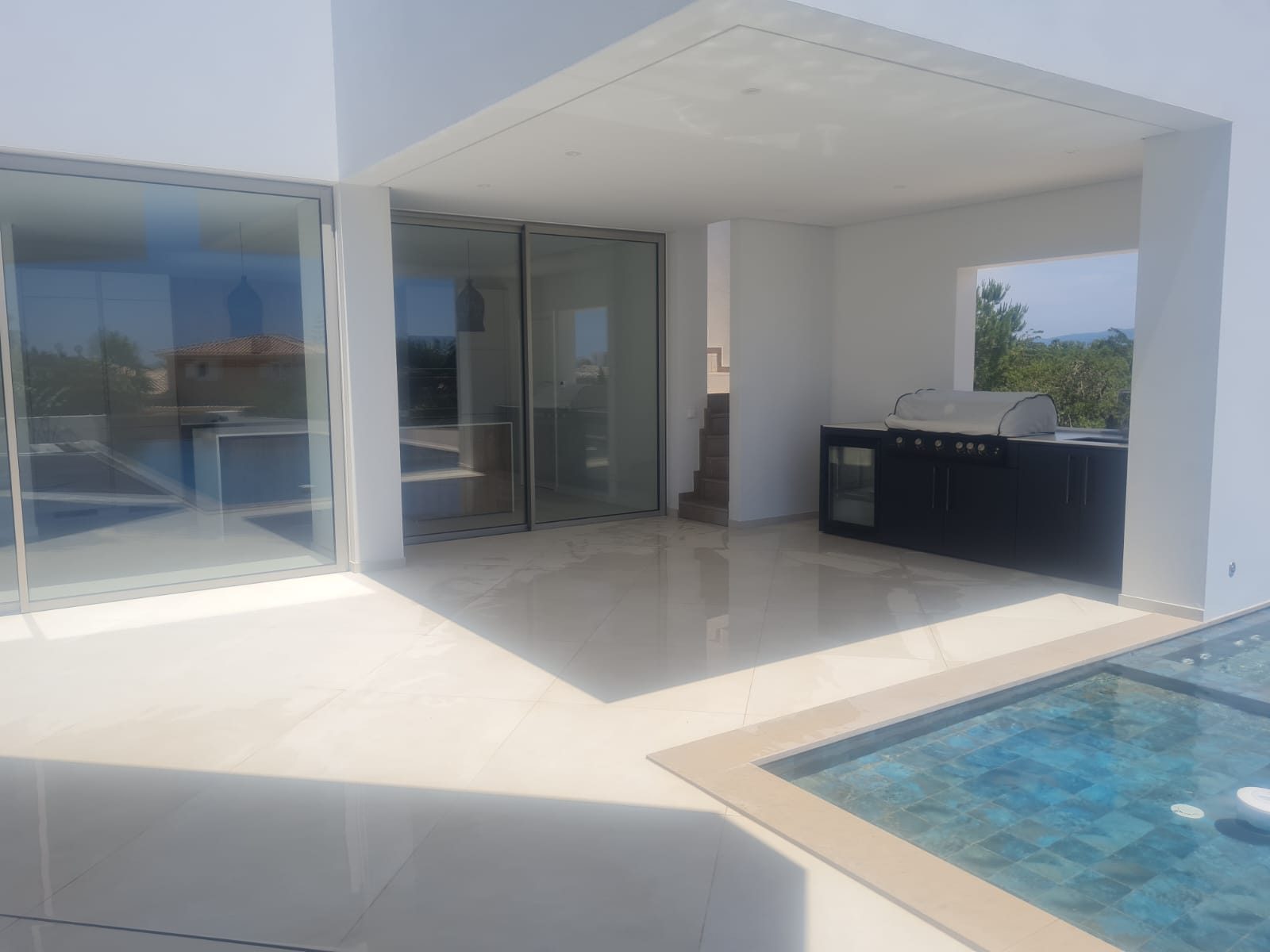 Terraço e piscina de moradia no Algarve